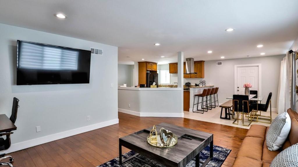 H&H Modern Lux 4Bd 1 King Suite 3 Queen Socal Disney 웨스트민스터 외부 사진