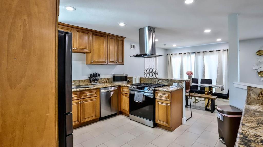 H&H Modern Lux 4Bd 1 King Suite 3 Queen Socal Disney 웨스트민스터 외부 사진